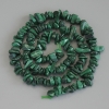 Malachit-Perlenchips, Durchmesser 5-9×2-3 mm ±, auf der Schnur, Länge 41 cm+