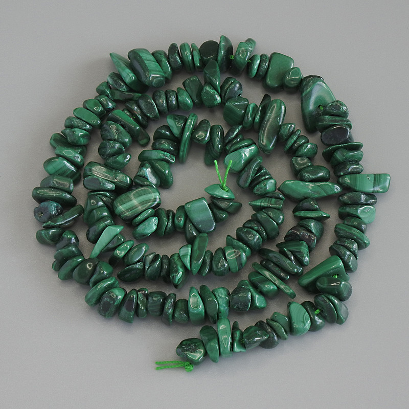 Malachit-Perlenchips, Durchmesser 5-9×2-3 mm ±, auf der Schnur, Länge 41 cm+