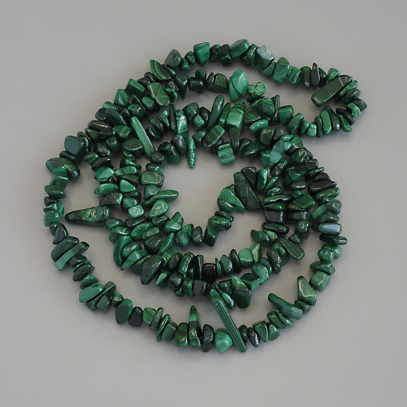 Malachit-Chipsperlen, Durchmesser 8–16×2–6 mm, auf Faden, Länge ca. 80 cm+
