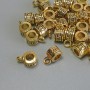 Anhängeröse, goldfarben, Maße 6,5 × 5 × 9,5 mm, Bohrungen Ø 4 mm und Ø 2 mm, Verpackung 20 g, 29 Stück