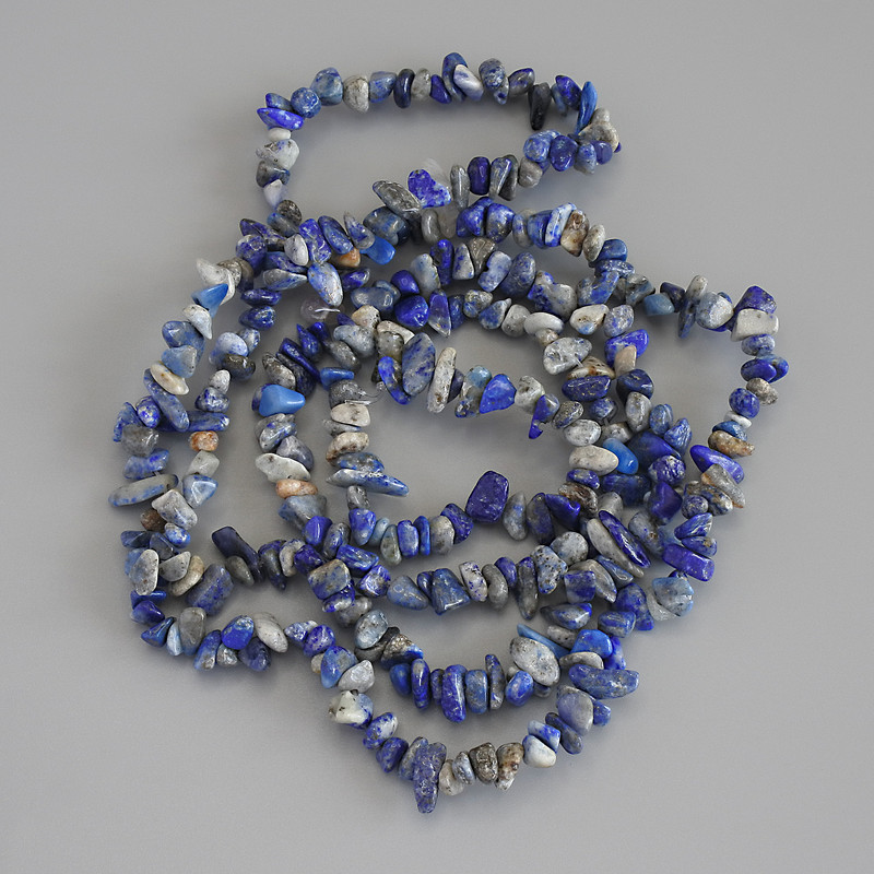 Sodalit-Perlen, Chips-Form, Durchmesser 5–7×2–4 mm, Länge ca. 78 cm, auf Faden