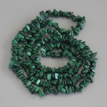 Malachit-Chips-Perlen, Durchmesser ca. 6–10×2–4 mm, Länge ca. 78 cm, auf Schnur
