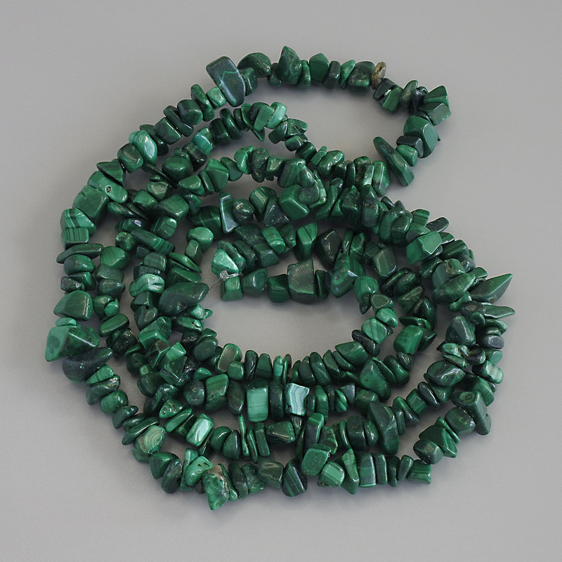 Malachit-Chips-Perlen, Durchmesser ca. 6–10×2–4 mm, Länge ca. 78 cm, auf Schnur