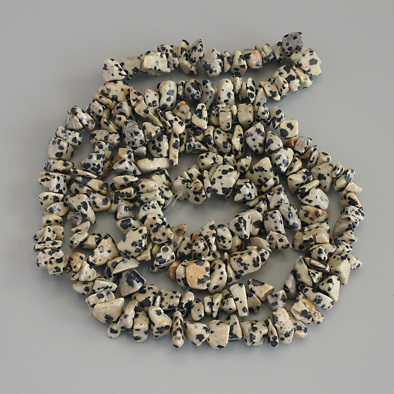 Dalmatiner-Jaspis-Chips-Perlen, Durchmesser ca. 7–13 × 2–4 mm, Länge ca. 80 cm, auf Schnur
