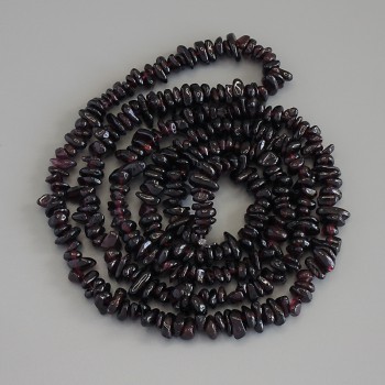 Granat-Körnchenperlen, natürlich, Durchmesser 5–8×2–4 mm, Länge ca. 80 cm, auf Schnur