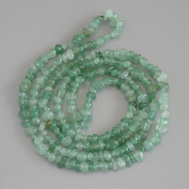 Jade-Chips-Perlen, Durchmesser ca. 5–11 × 4 mm, Länge ca. 80 cm, auf Schnur
