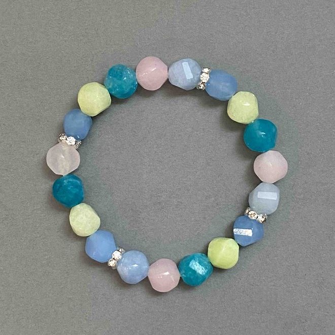 Armband assortiert mit facettierten Steinen und Metall-Einlagen