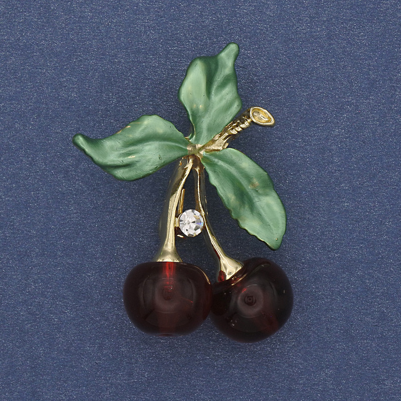 Brosche Kirschen grüne Emaille und weiße Strasssteine, goldfarbenes Metall 39×28 mm+