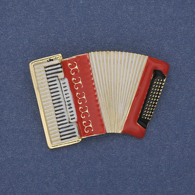Brosche 'Akkordeon' rot-weiße Emaille, goldfarbenes Metall 43×28 mm+