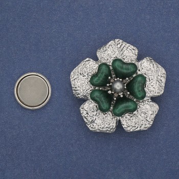 Anstecknadel mit Magnet – grüne Blume, Emaille, Perle, silberfarbenes Metall, 38 mm+