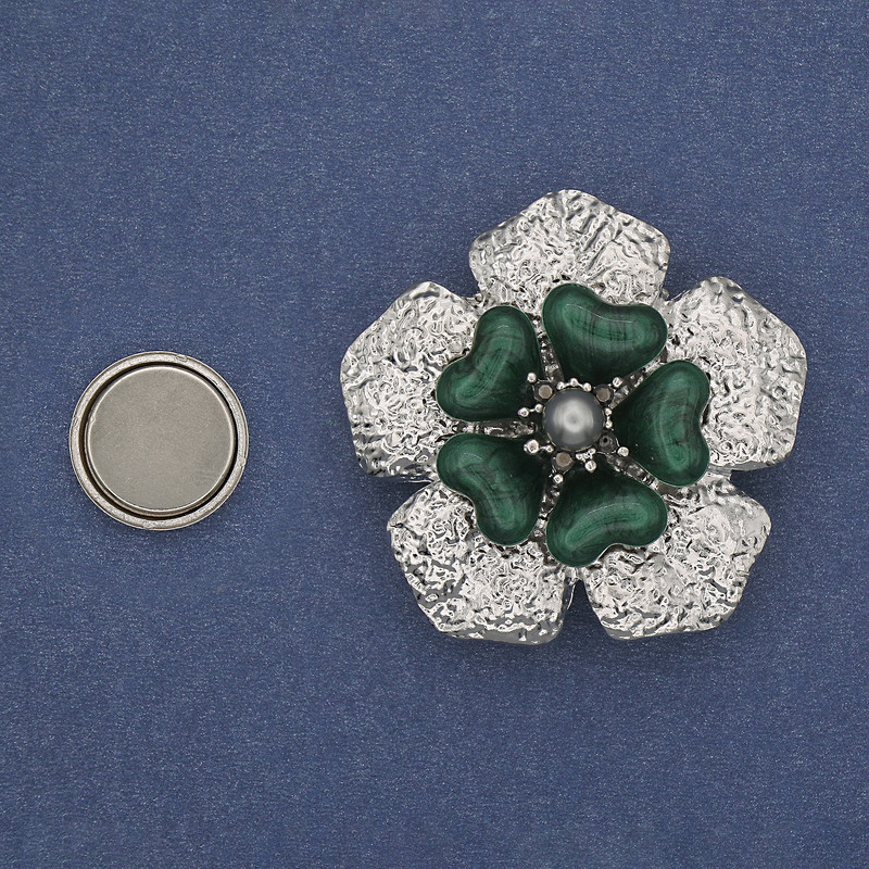 Anstecknadel mit Magnet – grüne Blume, Emaille, Perle, silberfarbenes Metall, 38 mm+