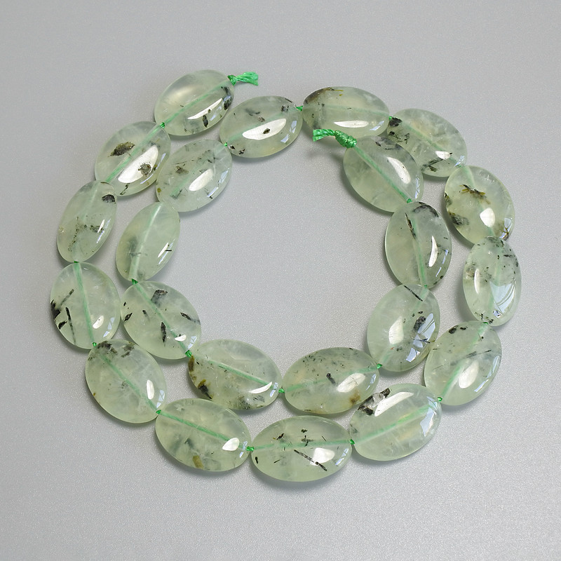 Prenit-Perlen, oval, Durchmesser 18×13 mm ±, auf einer Schnur, Länge ca. 40 cm+