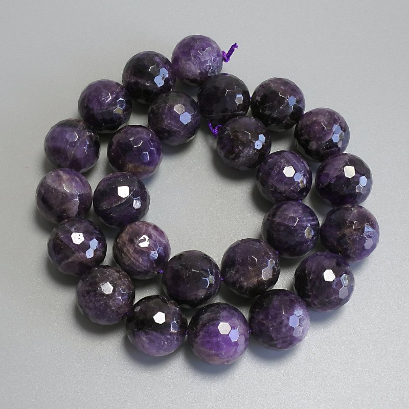 Facettierte Amethystkugeln, Ø ca. 16 mm ±, auf Schnur, Länge ca. 40 cm+