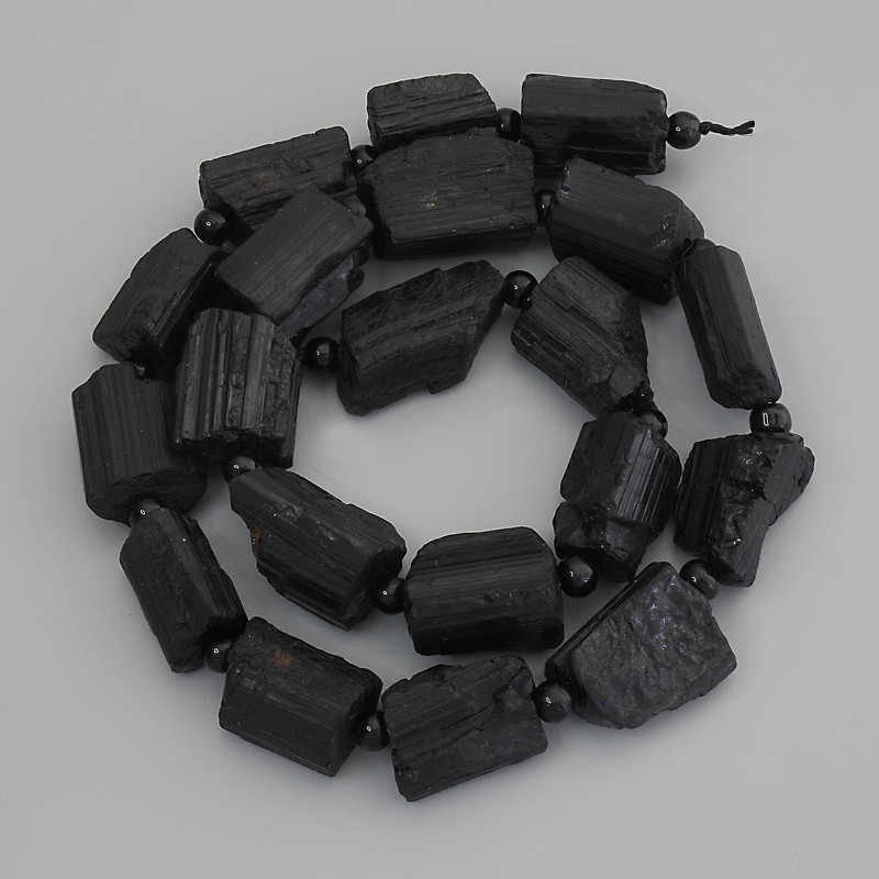 Turmalin-Sherl Perlen aus rohem Stein, Durchmesser 15–18×10–12 mm ±, Glasperlen 4–5 mm ±, auf Schnur, Länge ca. 41 cm
