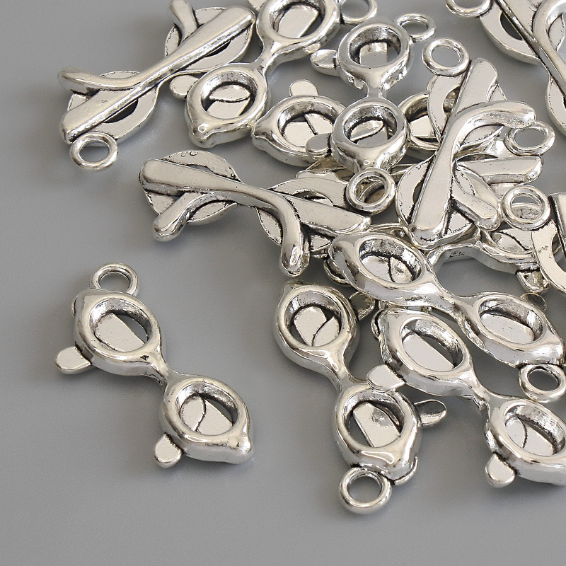 Anhänger 'Brille' silberfarbener Metallton, Durchmesser ca. 23×9 mm, Verpackung: 15 Stück