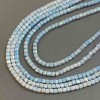 Perlen tschechischer Kristall hellblau, mehrfarbig mit benzinfarbiger Irisierung, auf Schnur, facettierte Würfel, Durchmesser 4×4 mm, Länge ca. 38 cm