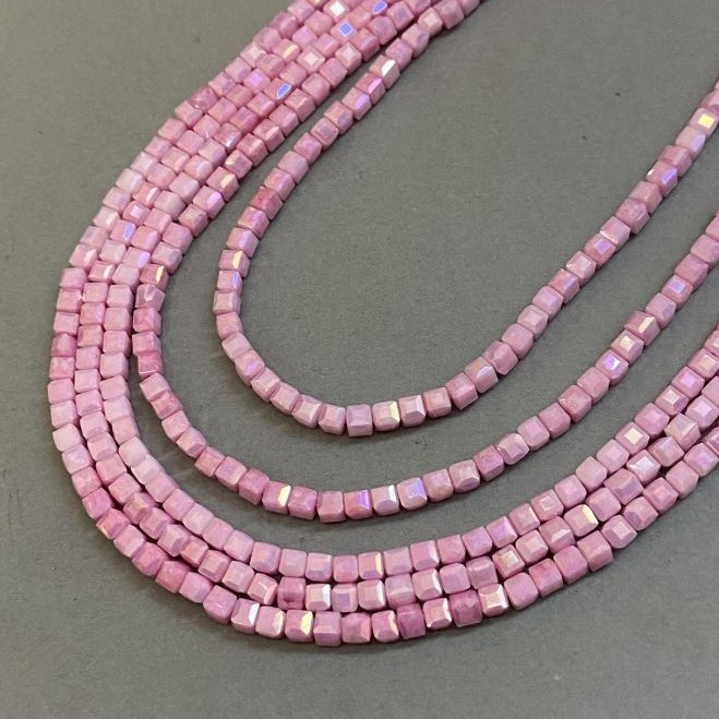Perlen aus tschechischem Kristall rosa, mit Benzin-Beschichtung, auf Schnur, würfelförmige Perlen, Durchmesser 4×4 mm, Länge 38 cm