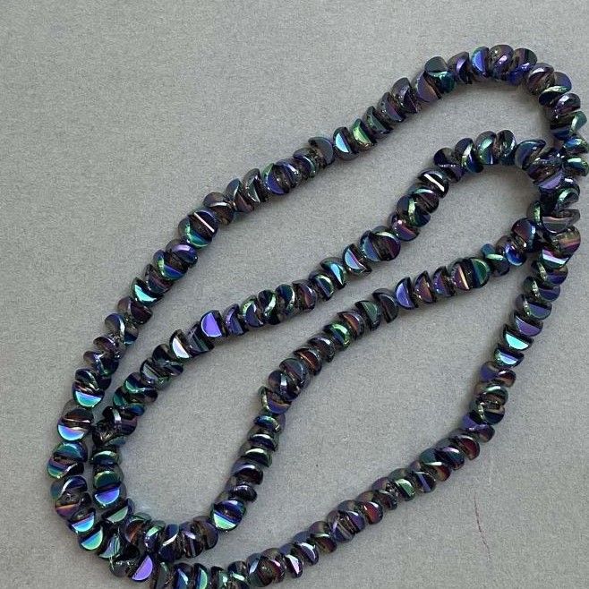 Kristallperlen im Swarovski-Stil, weiß mit petrolfarbigem Schimmer, Durchmesser ca. 6 × 3,5 mm, Länge ca. 49 cm, auf einer Schnur