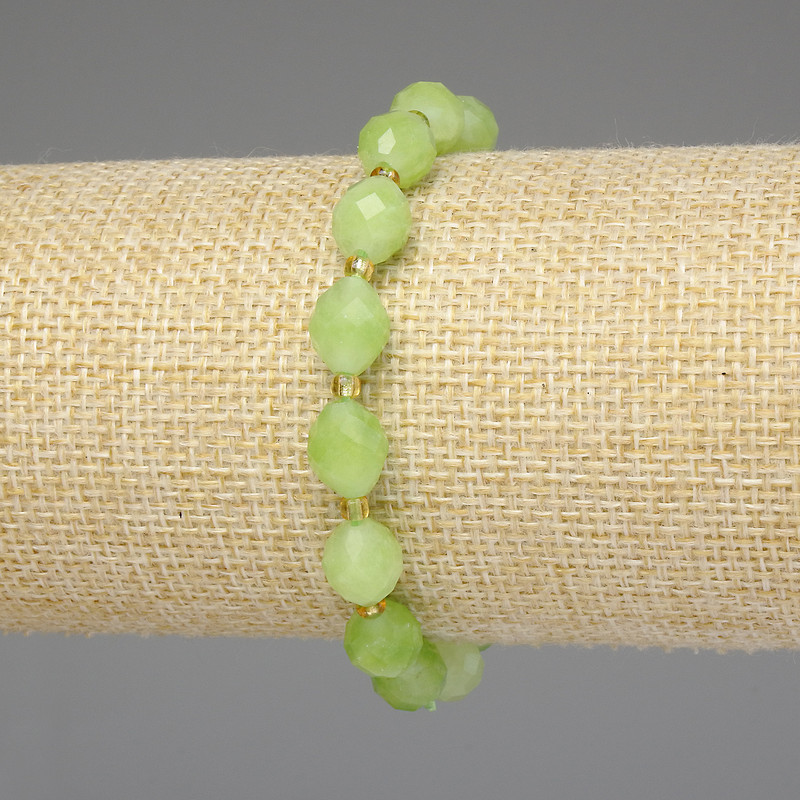 Armband aus Chrysolith Olivin, facettierte Körner 9×8 mm, Seed-Beads ca. 3 mm, Länge ca. 18 cm, Stretch