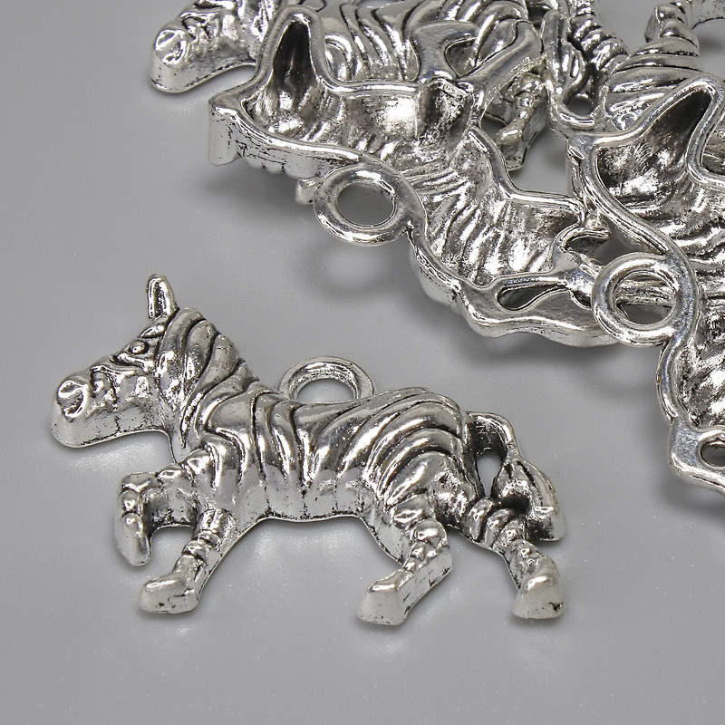 Anhänger Zebra, silberfarbenes Metallfinish, Durchmesser 27×21 mm, Loch Ø 3,2 mm, Verpackung 5 Stück
