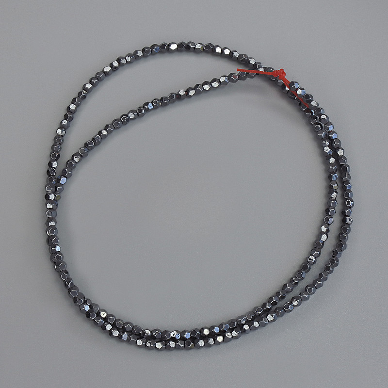 Facettierte Hämatit-Perlen, Durchmesser ca. 2x2 mm, auf Schnur, Länge ca. 42 cm+