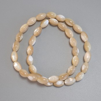 Beige-Perlmutt-Seed-Beads, Körnerform, Ø ca. 10–11×6 mm, Länge ca. 40 cm, auf Faden