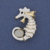 Brosche-Anhänger Seepferdchen – Katzenauge, weiße Emaille, goldfarbenes Metall, 37×27 mm