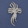 Schleifenbrosche aus silberfarbenem Metall mit weißen Strasssteinen, Durchmesser 72×43 mm +