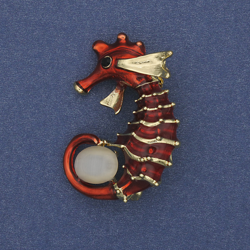 Brosche-Anhänger Seepferdchen Katzenauge rote Emaille goldfarbenes Metall 37×27 mm+