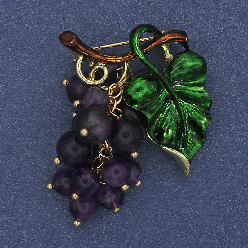 Brosche-Anhänger «Weintraube» mit Amethyst-Perlen und grünem Emaille, goldfarbenes Metall 36×40 mm