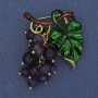 Brosche-Anhänger «Weintraube» mit Amethyst-Perlen und grünem Emaille, goldfarbenes Metall 36×40 mm