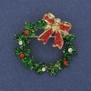 Brosche/Anhänger „Neujahrs-Kranz“ – Emaille, Strasssteine, goldfarbenes Metall, 36 mm+