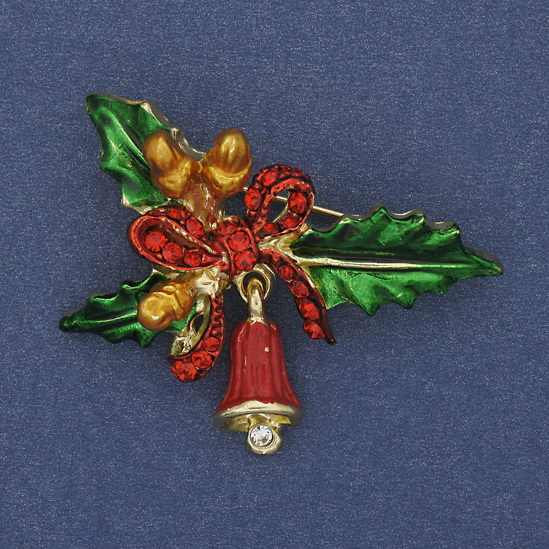 Brosche/Anhänger Weihnachtszweig mit Schleife und Glöckchen, Emaille, Strasssteine, goldfarbenes Metall 44×30 mm+