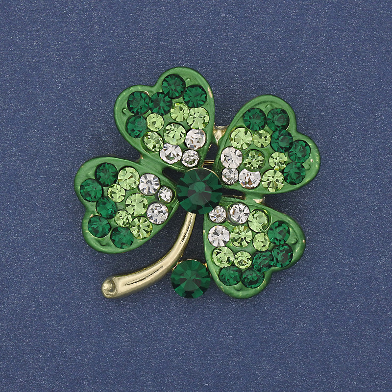 Kleeblatt-Brosche mit weißen und grünen Strasssteinen, goldfarbenes Metall, Durchmesser 31×36 mm +