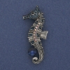 Brosche/Anhänger Seepferdchen mit bunten Strasssteinen und blauem Kristall, silberfarbenes Metall 55 × 25 mm+
