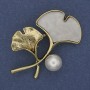 Brosche Zweig mit Perle – Weißes Perlmutt, goldfarbenes Metall, 48×38 mm
