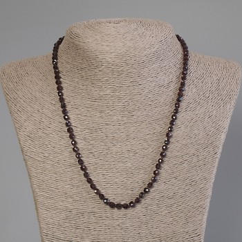 Granat-Halskette aus facettierten Würfeln, Durchmesser 4×4 mm, Länge ca. 50 cm, mit Verschluss