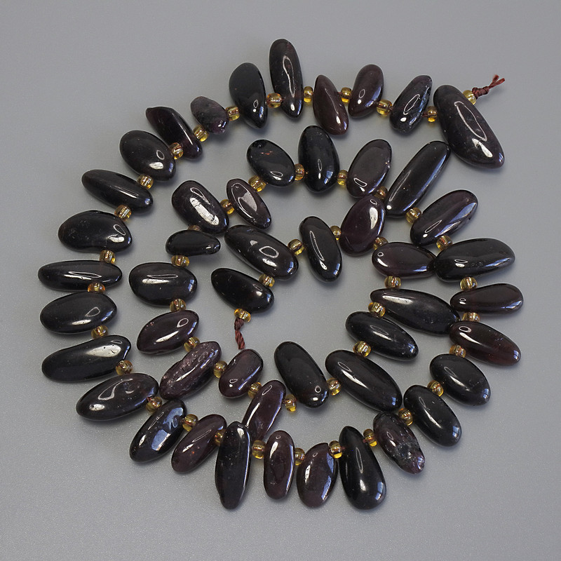 Granat-Chips in Schmetterlingsform, Durchmesser 12–16 × 6–8 mm ±, Seedperlen 3 mm ±, Länge ca. 39 cm ±, auf der Schnur