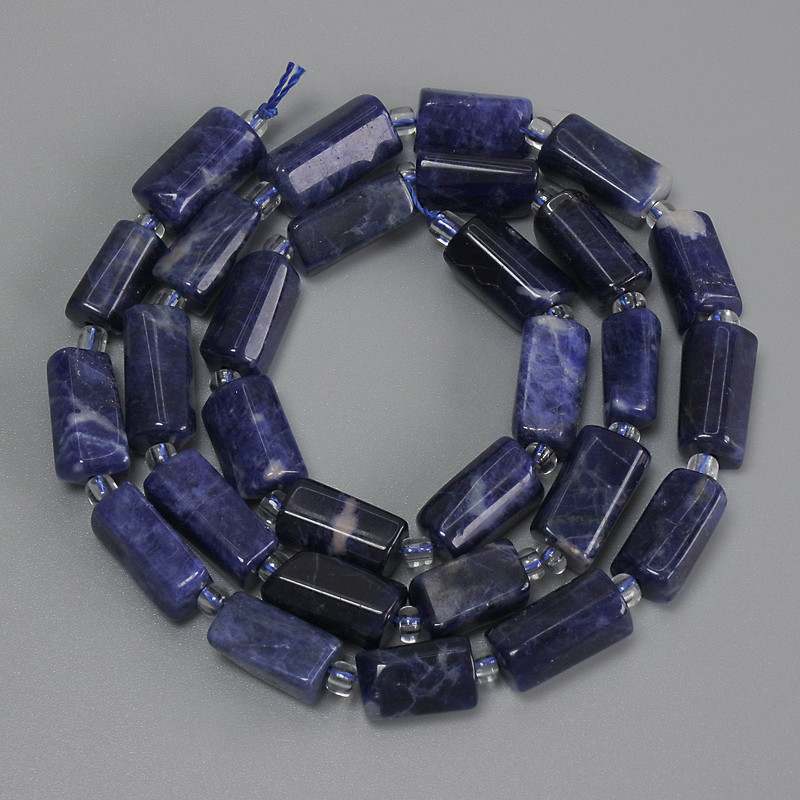 Perlen aus Sodalit, facettiert, Durchmesser ca. 11–13 × 6–7 mm, 3 mm Rocailles, Länge ca. 40 cm, auf Schnur