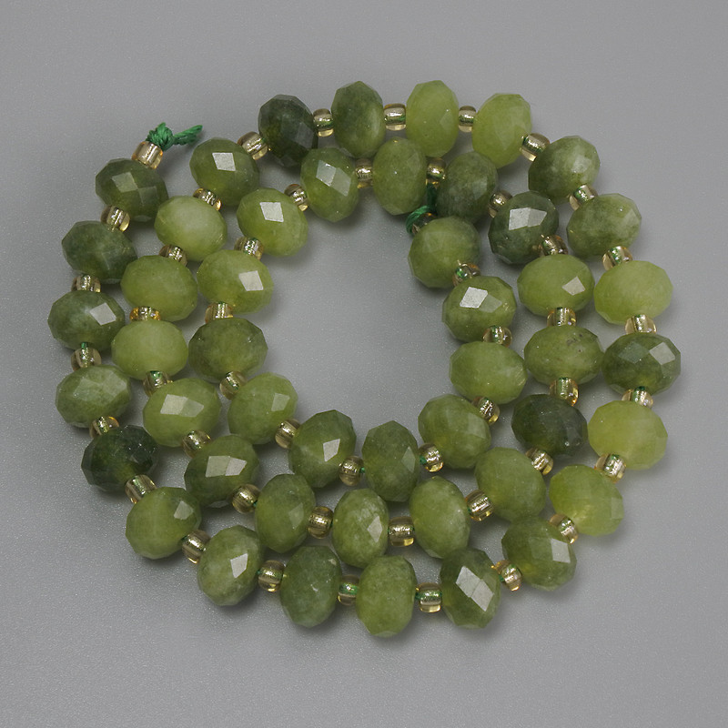 Jadeit facettierte Rondell-Perlen, Durchmesser 8×5 mm, 5 mm +/-, Seed-Beads 3 mm +/-, Länge ca. 37 cm, auf Faden
