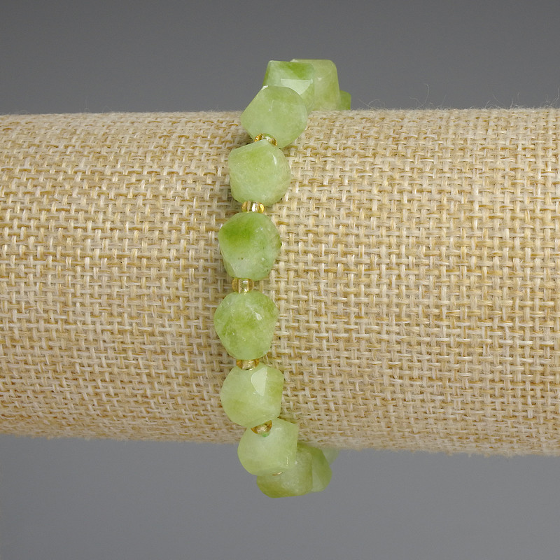 Armband aus Chrysoprase und Olivin, facettierte Rhomben 9×8 mm ± Rocailles ca. 3 mm ±, Länge ca. 18 cm, Stretcharmband