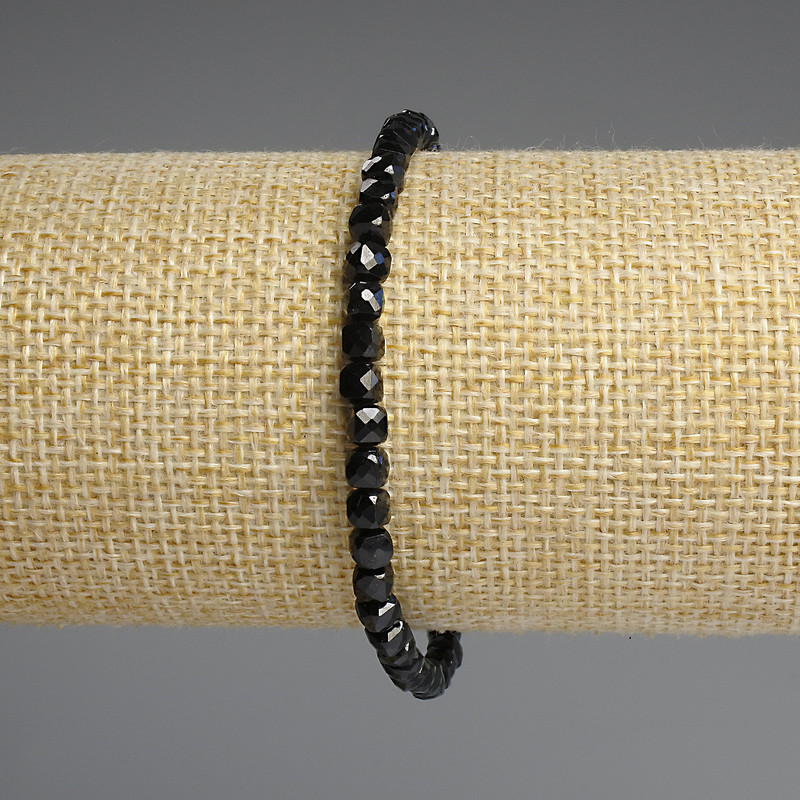 Armband aus schwarzem Turmalin, facettierte Würfel, Durchmesser ca. 4×4 mm, Länge ca. 18 cm, Stretcharmband