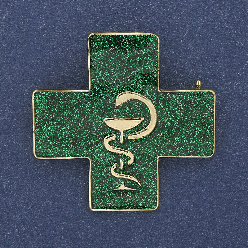 Brosche-Anhänger Kreuz mit Schlange über dem Kelch – grüne Emaille, goldfarbenes Metall 38×38 mm+