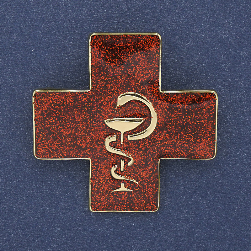 Anstecknadel-Anhänger Kreuz mit der Schlange über dem Kelch, rote Emaille, goldfarbener Metall 38×38 mm+