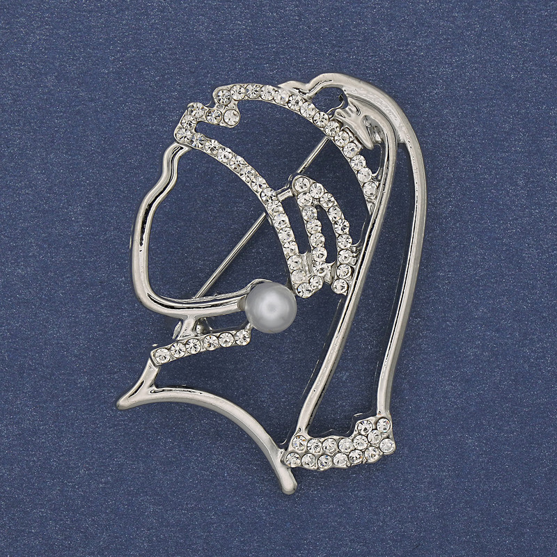 Brosche Mädchen mit dem Perlenohrring, weiße Strasssteine, silberfarbenes Metall, 39×29 mm+