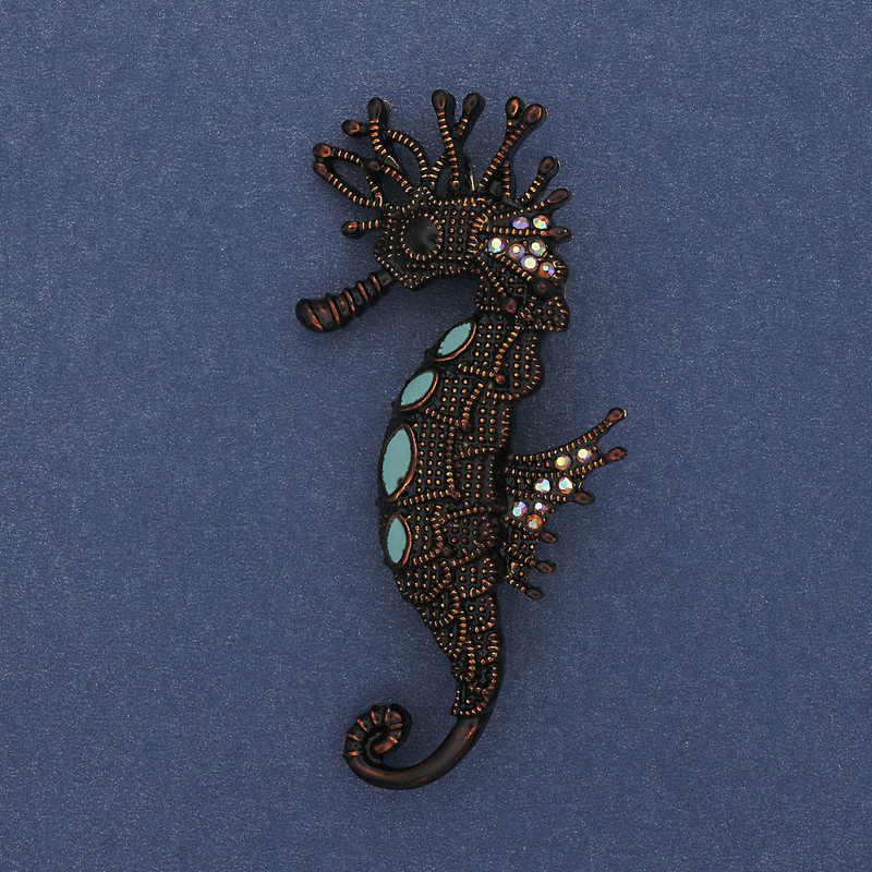 Brosche-Anhänger Seepferdchen, bunte Strasssteine, braune Emaille, goldfarbener Metall, 63 × 31 mm+