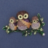 Eulenbrosche mit violetten und grünen Strasssteinen, bunte Emaille, goldfarbiges Metall, 43 × 73 mm+