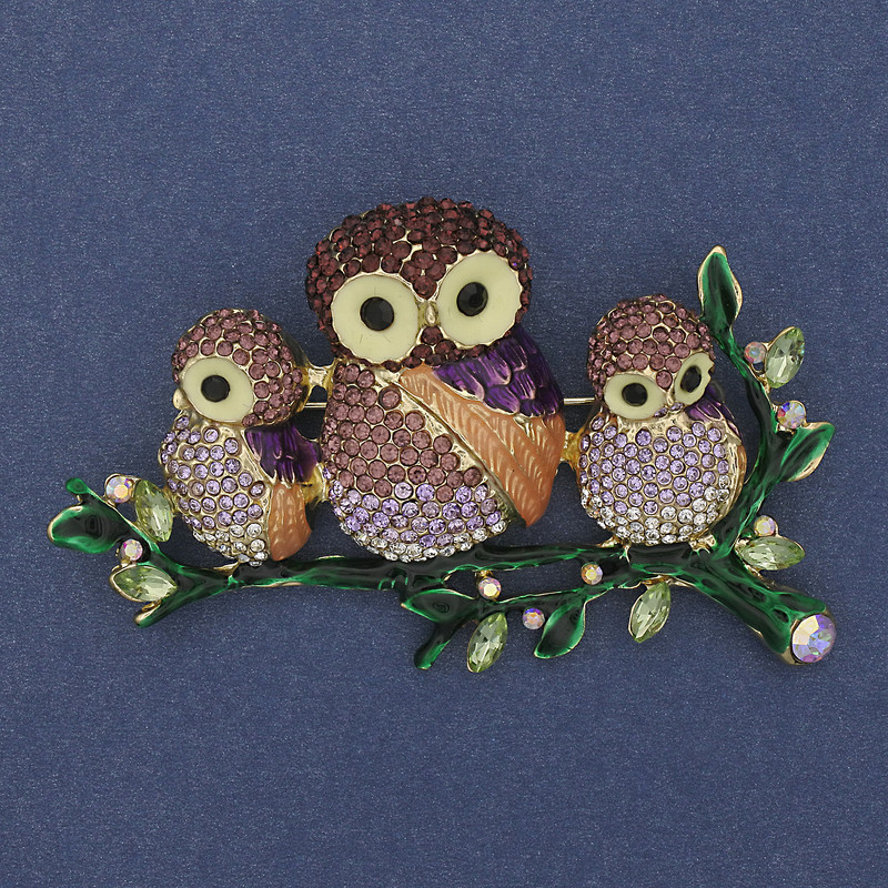 Eulenbrosche mit violetten und grünen Strasssteinen, bunte Emaille, goldfarbiges Metall, 43 × 73 mm+