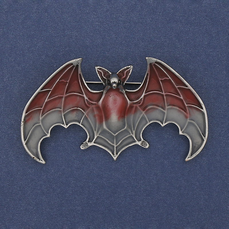 Brosche-Anhänger Fledermaus rote und graue Emaille, silberfarbenes Metall, 36×60 mm +