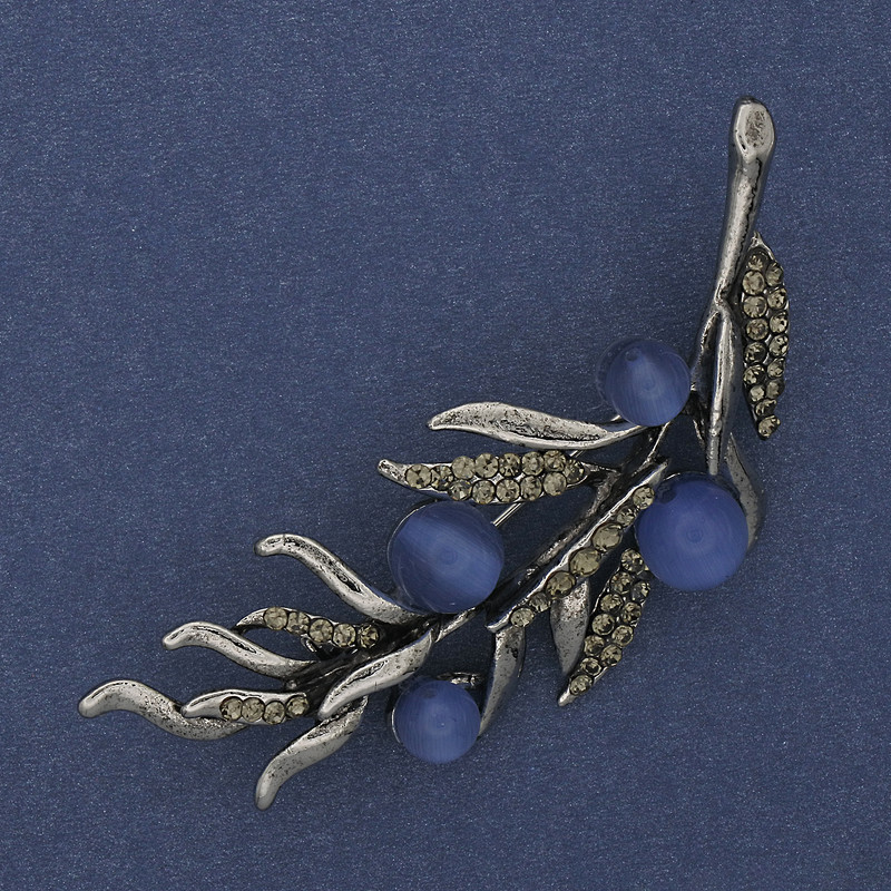 Brosche Ästchen mit blauem Katzenaugenstein, grauen Strasssteinen, 67×26 mm, silberfarbenes Metall